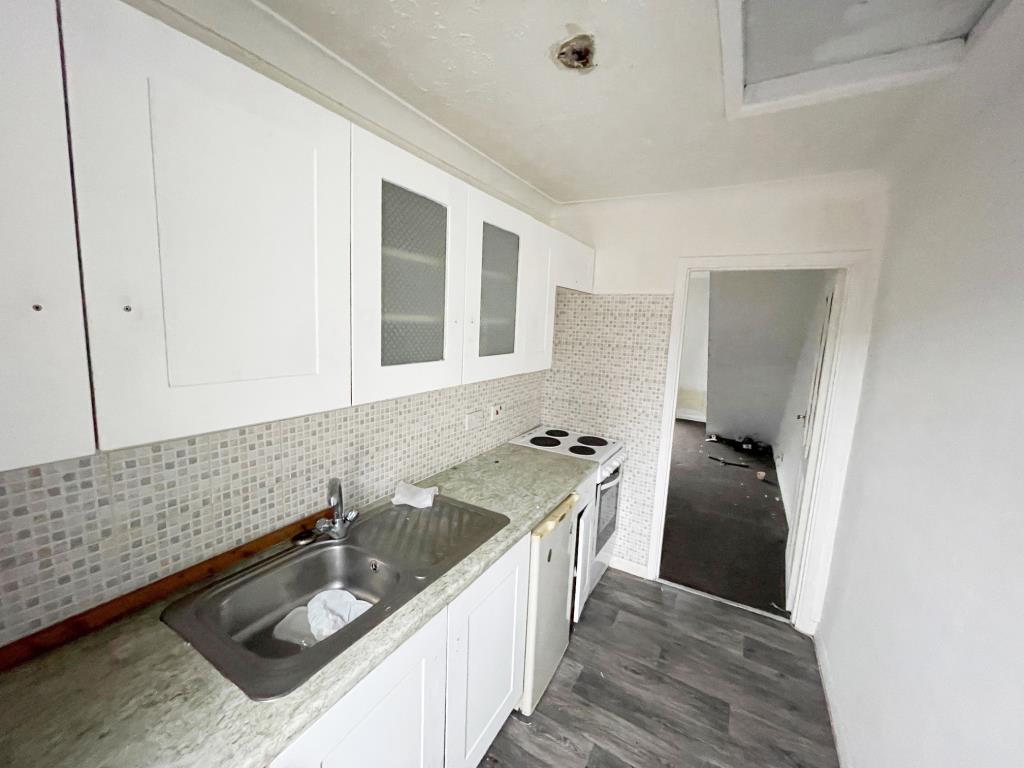 Lot: 64 - A MIX OF COMMERCIAL AND RESIDENTIAL PROPERTY FOR IMPROVEMENT IN CITY CENTRE - Kitchen area in flat number 43A